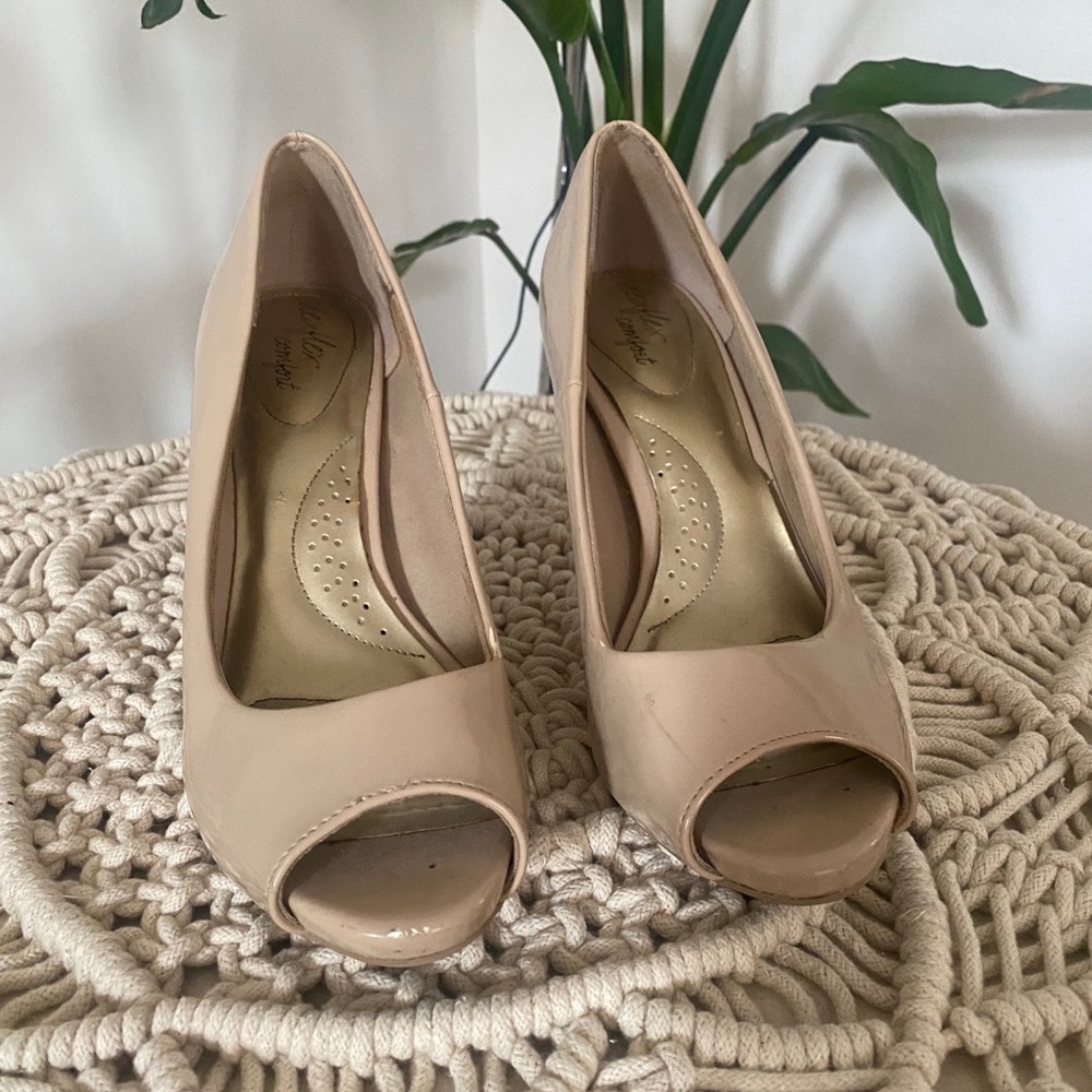 Size 9 peep toe pumps